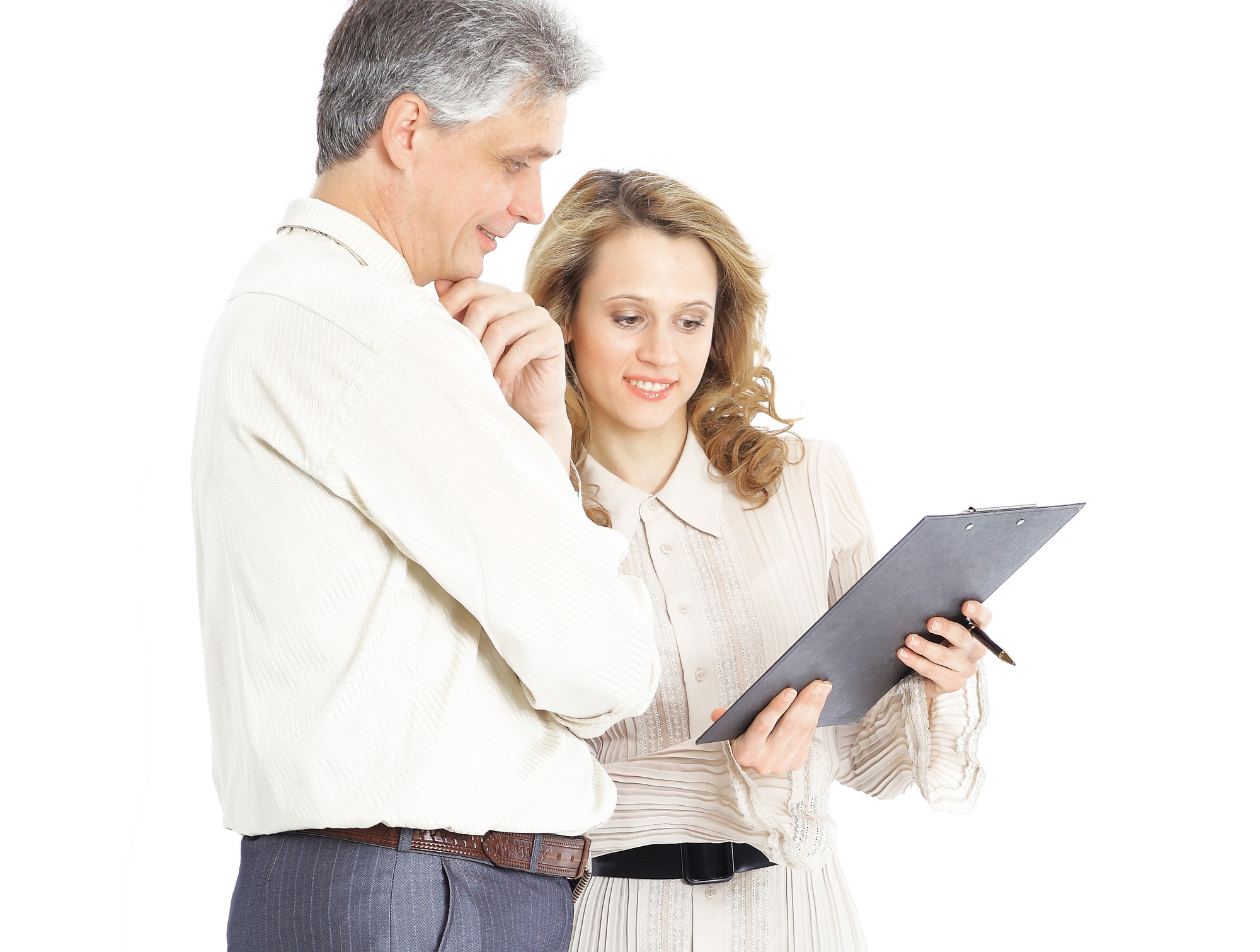 Consultant imobiliar explicând documente clientului